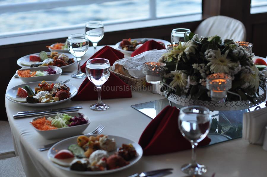 istanbul luxury dinner cruise.JPG