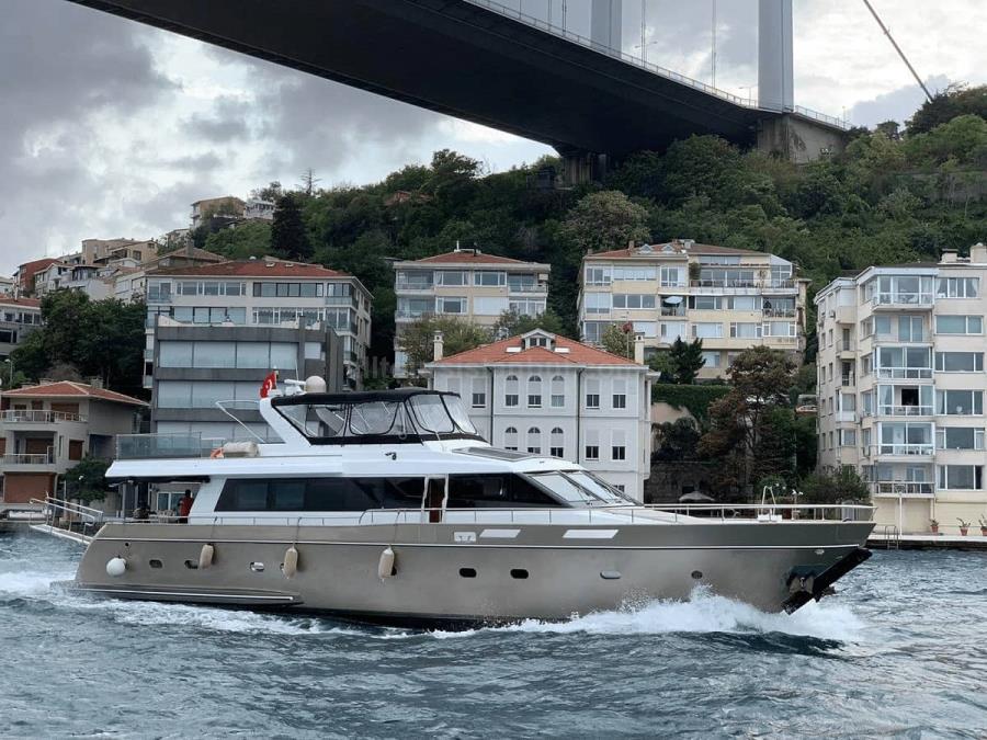 private-yacht-cruises-istanbul-3.jpg